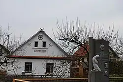 Pomník padlým a usedlost