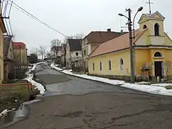 Průjezdní ulice s kaplí