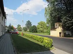 Část návsi s kaplí