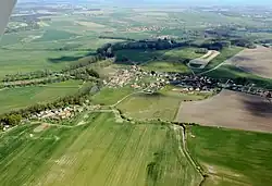 Letecký snímek, Lukovna v pozadí