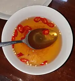 Talíř s miskou nước chấm