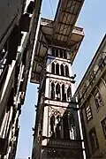Novogotický výtah Santa Justa. Most vede na náměstí Carmo