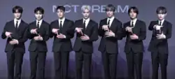 NCT Dream na tiskové konferenci k EP Dream()scape (březen 2024). (Zleva doprava: Mark, Renjun, Jeno, Jaemin, Jisung, Haechan, Chenle.)