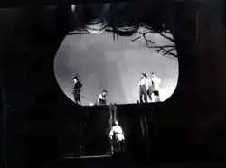 Národní divadlo 1944, Hlávka: Kavalír Páně, scéna s vlčí jámou; dole Ed. Kohout (Kavalír)