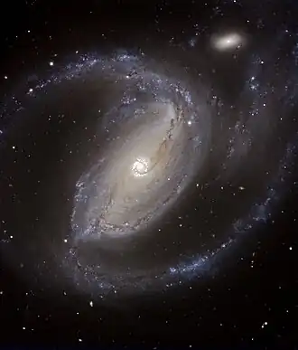 Spirální galaxie s příčkou NGC 1097 na snímku z dalekohledu VLT (ESO) v Chile.
