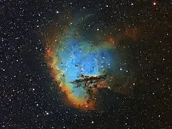 NGC 281 – Amatérský úzkopásmový snímek (SII = červená, H-alfa = zelená, OIII = modrá)