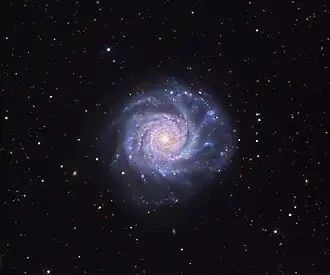 Spirální galaxie NGC 3938 se čtyřmi rameny