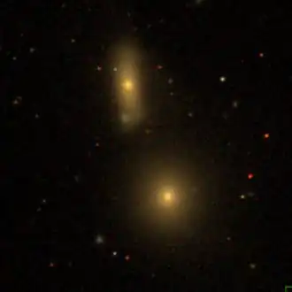 NGC 915 a NGC 916 výše, snímek z SDSS