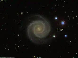 Spirální galaxie NGC 2857 s aktivním jádrem