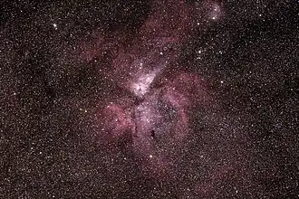 Emisní mlhovina Carina na snímku z amatérského astronomického dalekohledu.