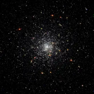 NGC 6624 na snímku z Hubbleova vesmírného dalekohledu