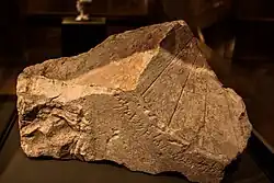 Fénické sluneční hodiny vyryté na vápenci