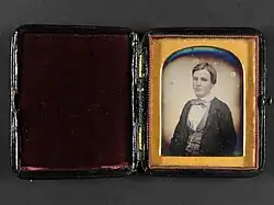 Autor neznámý: Portrait of a young boy, colored, 1/8 plate daguerreotype in case, datum neznámé