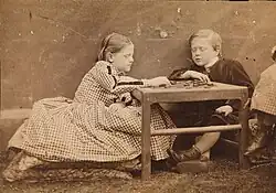 Lewis Carroll: Děti Charlotty – Edith Denman, Arthur a Grace hrají dámu