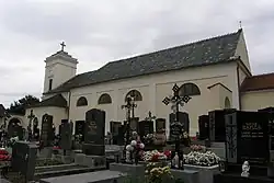 Místní kostel a hřbitov v Reintalu