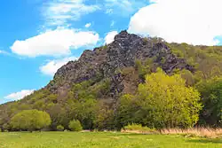 Týřovické skály z údolí Berounky