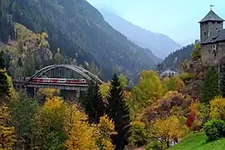 Typický pohled na most Trisana s regionálním vlakem do Innsbrucku