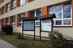 Kolem školy vede naučná stezka