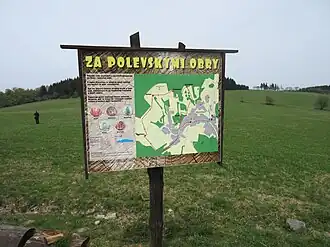 Polevský vrch za tabulí NS