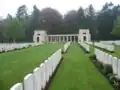 Vojenský hřbitov Buttes New British Cemetery, nedaleko belgické obce Zonnebeke; památník nezvěstným novozélandským vojákům z První světové války