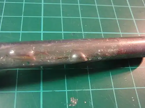 NaK je kapalný za laboratorní teploty