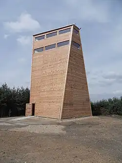 Rozhledna Na Vrších severně od obce