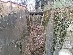 Vybudovaný betonový zářez dráhy s mostkem