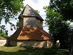 Zvonice na hřbitově