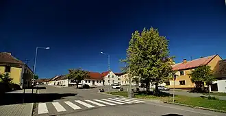 Silnice na náměstí v Nadějkově