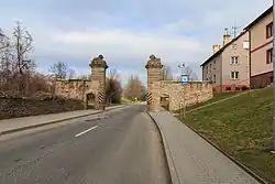 Brána v obci Nahořany na Náchodsku