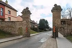 Nahořany - Brána do vsi 03.jpg