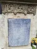 Deska s českým textem na náhrobku (detail)