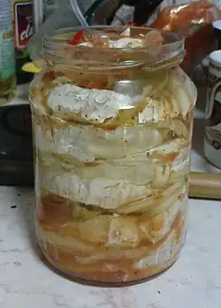 Doma připravený nakládaný hermelín