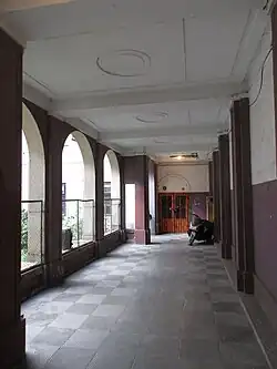 Průhled dvorními arkádami