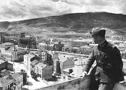 voják na střeše vysoké budovy v centru města