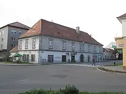 Hlavní křižovatka s bývalým Panským domem