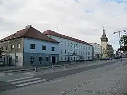 Náměstí s bývalým starým zámkem, spořitelnou a radnicí