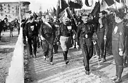 Černé košile a Mussolini během pochodu na Řím 28. října 1922