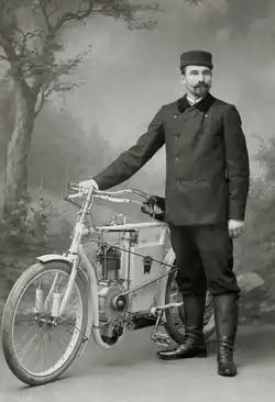 Narcis Podsedníček s jednoválcovým motocyklem Laurin & Klement (okolo roku 1902)