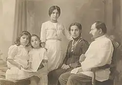 Spisovatel a revolucionář Narimanov se svými neteřemi