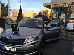 Natáčení pokračování seriálu Oktopus na pražském Jižním Městě v srpnu 2024. V autě sedí Kryštof Hádek, ve dveřích ho instruuje režisér Jan Pachl.