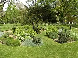 Voňavá zahrada, přírodní sohcha Emmy Dent na lavičce