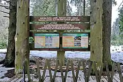 Panely při okraji hráze Kladského rybníka