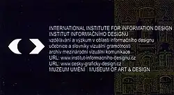 Institut používal ke své prezentaci grafický symbol oka složeného z poloviny ze známé "belgické šipky" ukazující směr pohybu v terénu