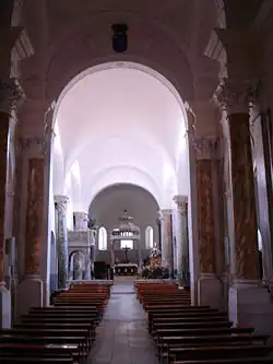 Katedrála sv. Sabina, hlavní loď s antickými sloupy