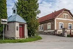 Kaple a stavení v obci