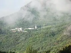 Svatyně Panny Marie v Laus s přilehlou vesničkou