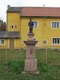 Plastika svatého Jana Nepomuckého na návsi