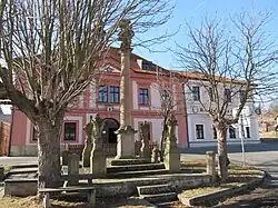 Nečtiny - sloup svatého Michaela před radnicí.JPG