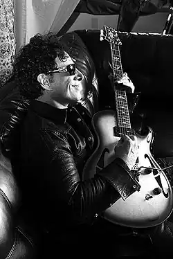 Neal Schon v roce 2013